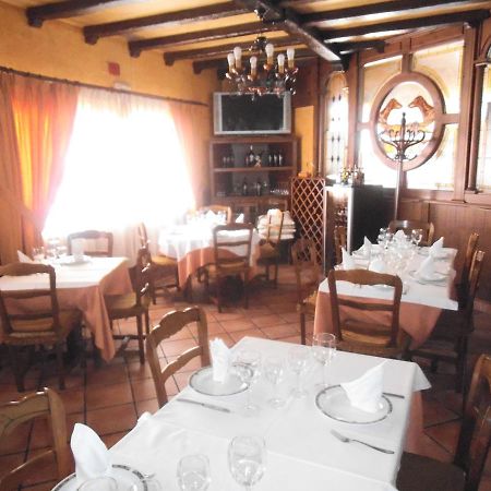 Hostal Los Galgos Ьепес Экстерьер фото