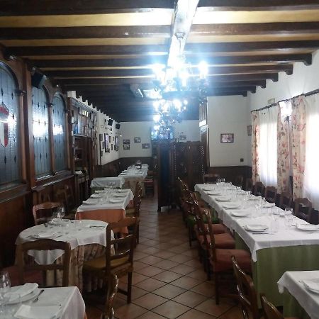 Hostal Los Galgos Ьепес Экстерьер фото