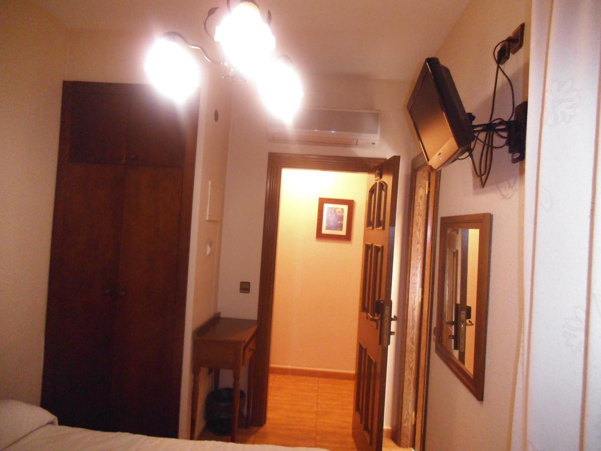 Hostal Los Galgos Ьепес Экстерьер фото