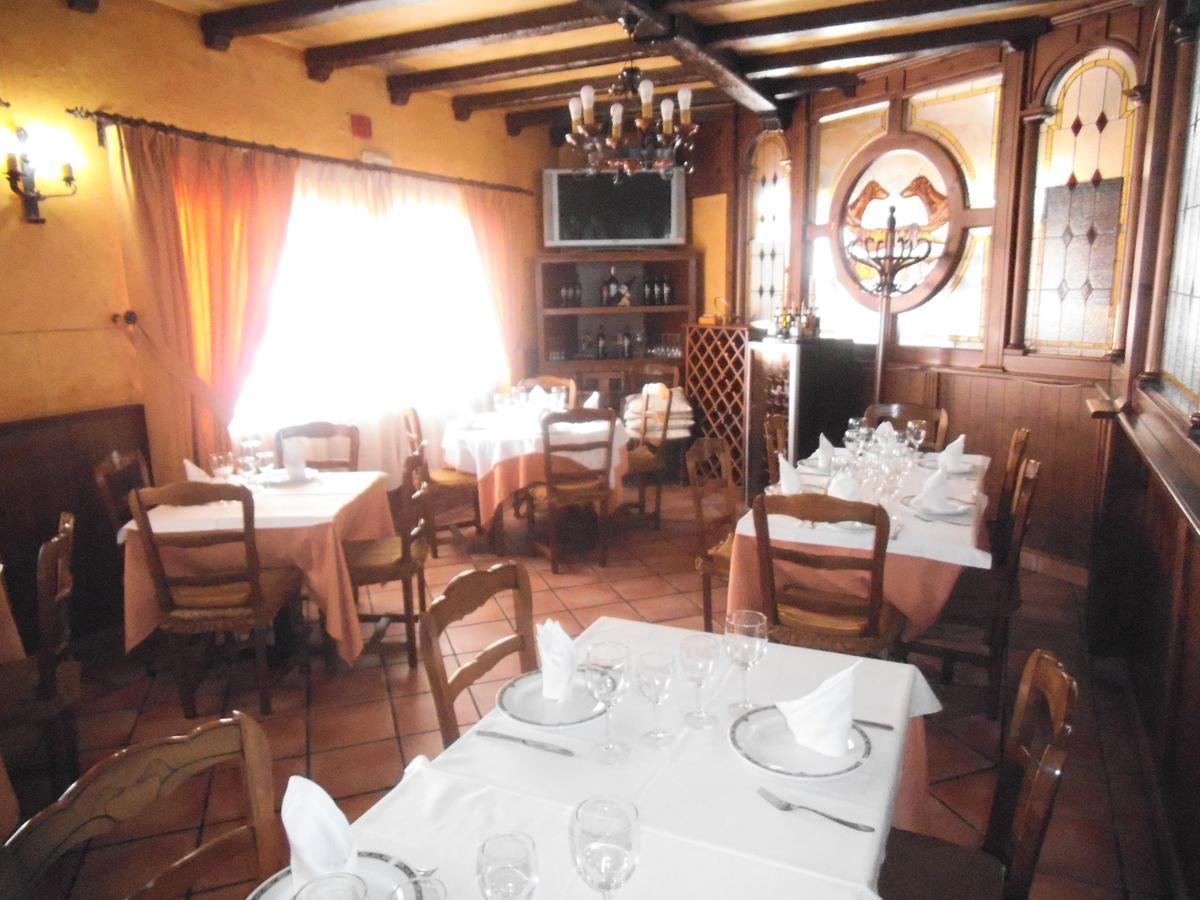 Hostal Los Galgos Ьепес Экстерьер фото