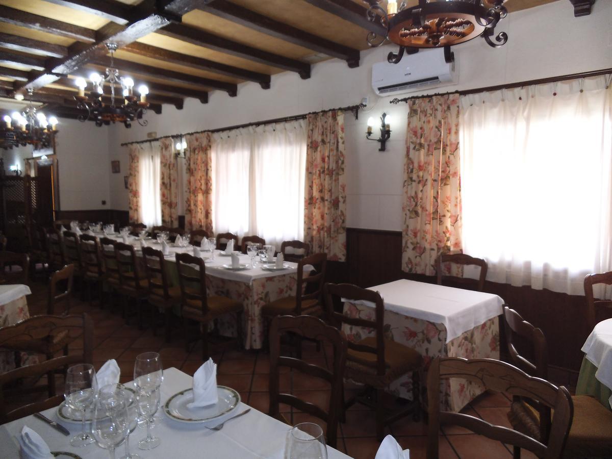 Hostal Los Galgos Ьепес Экстерьер фото