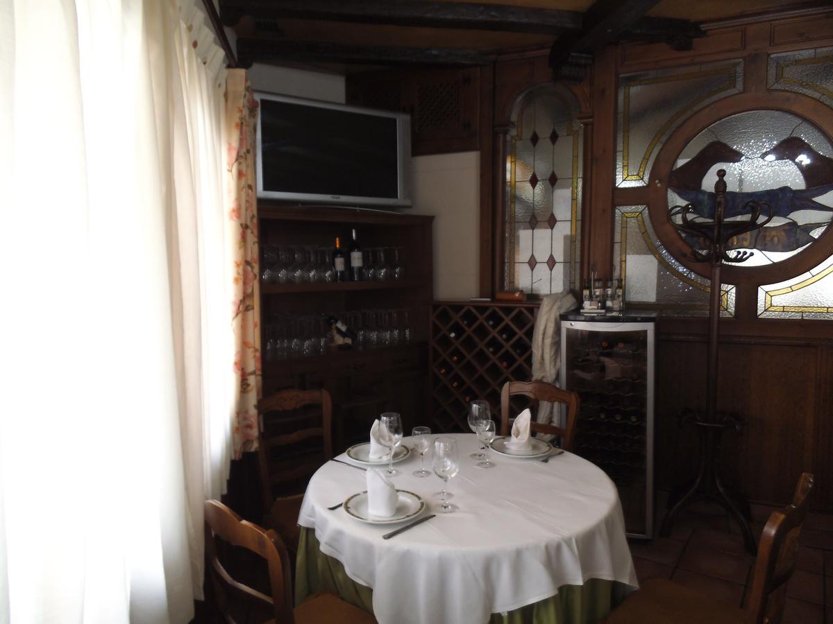 Hostal Los Galgos Ьепес Экстерьер фото