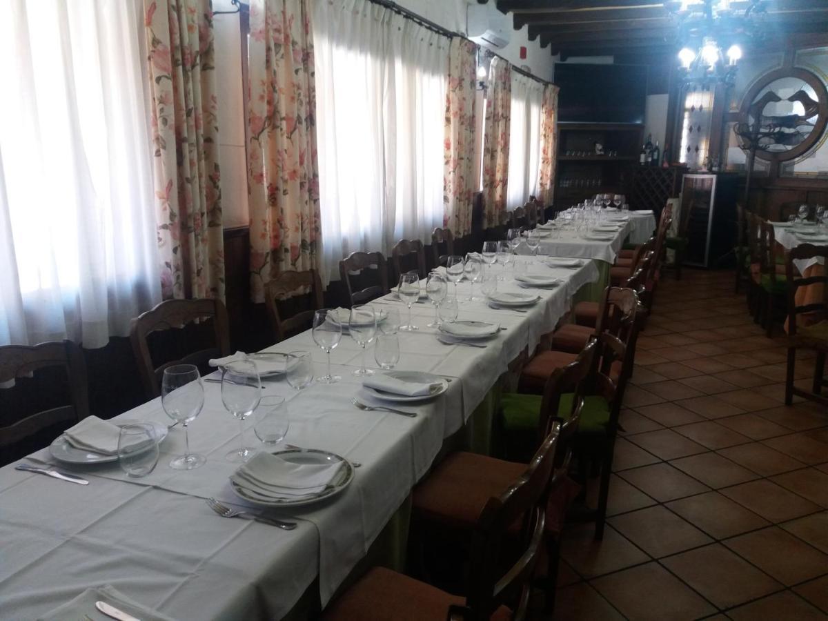 Hostal Los Galgos Ьепес Экстерьер фото