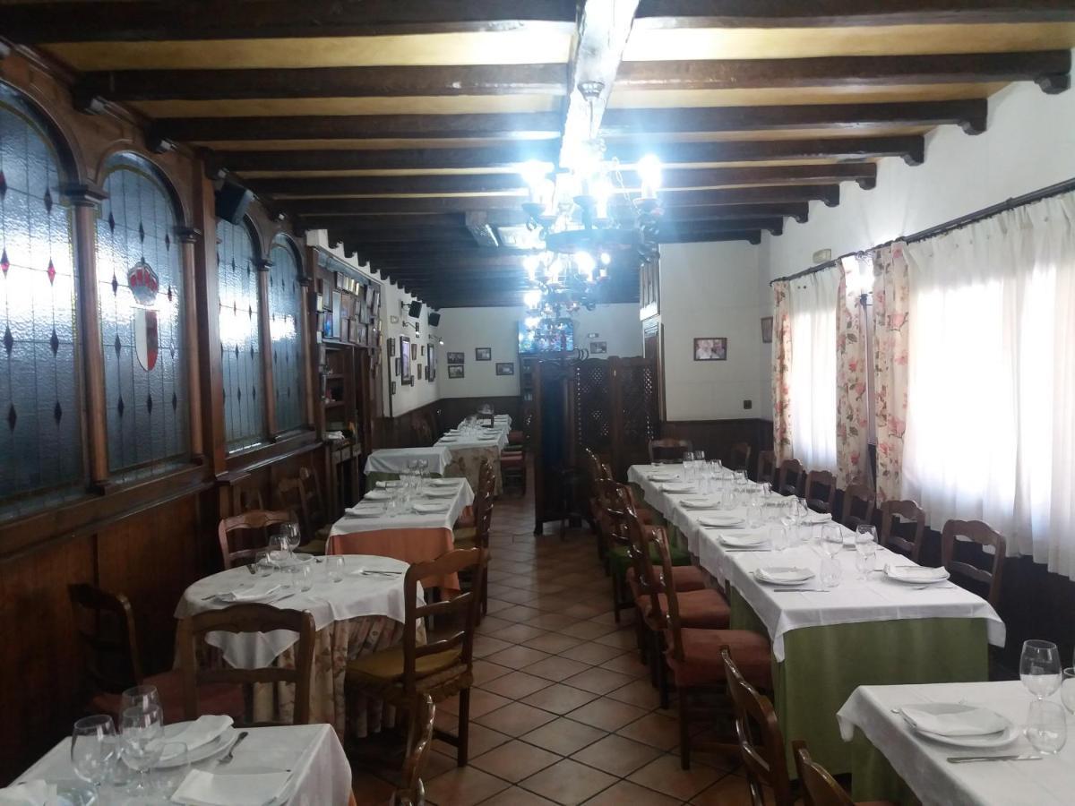 Hostal Los Galgos Ьепес Экстерьер фото